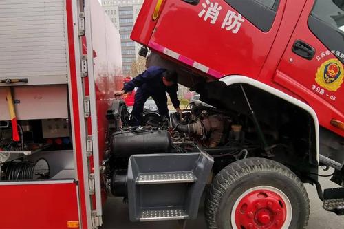 沛縣大隊全面做好消防車輛裝備維護保養工作