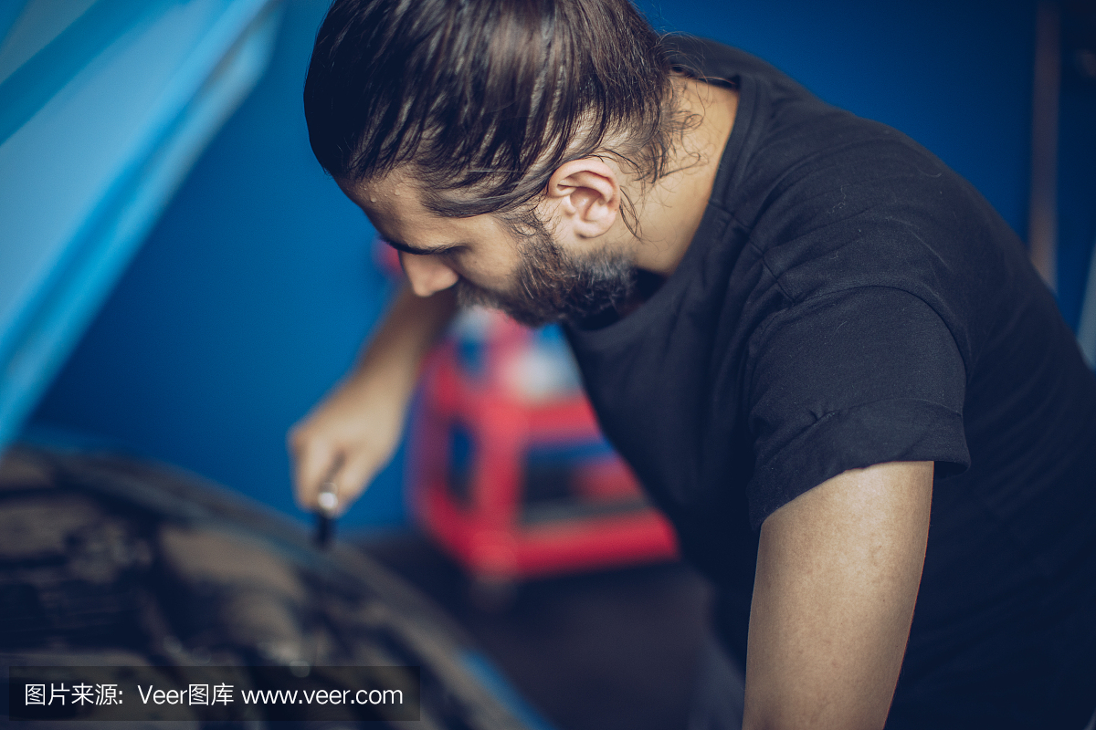汽車修理工修理機動車