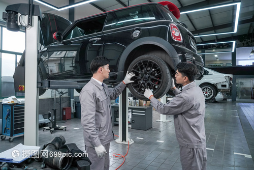 車間里的汽車維修技工溝通交談