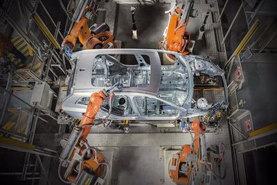 國產沃爾沃XC60搭載“長安號”中歐班列抵達根特 出口歐洲25國