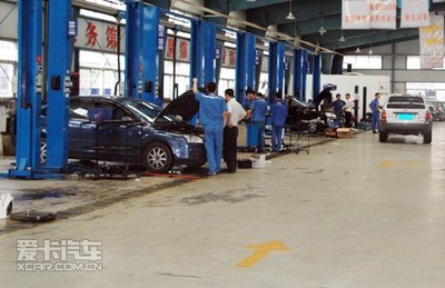 修車廠“看人要價”車主感嘆修車收費亂