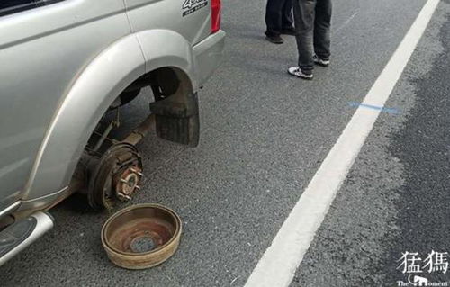 越野車駛出汽修廠車輪 飛了 竟是小工沒裝好螺絲