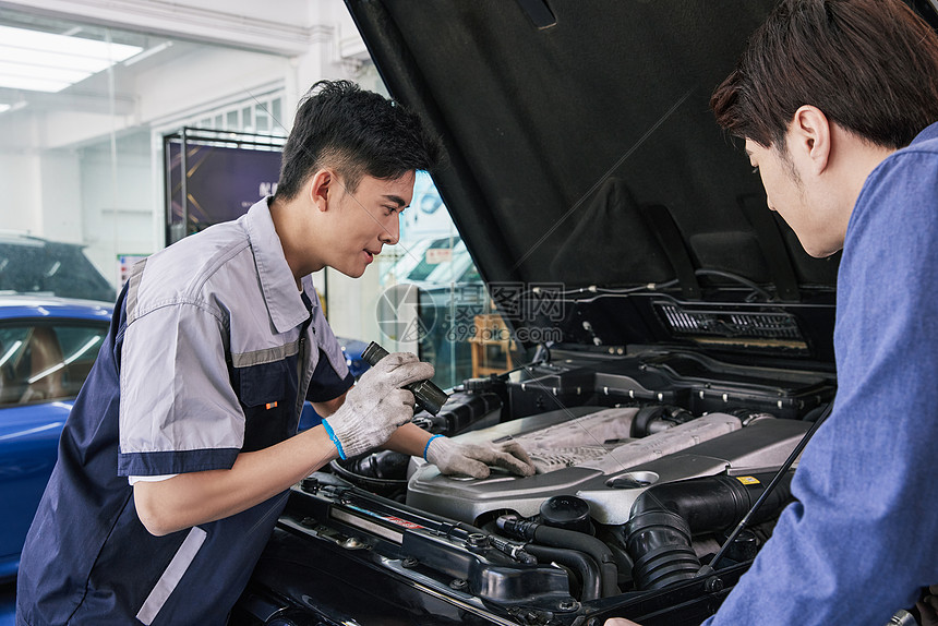 汽車修理工檢查車輛前機(jī)倉(cāng)