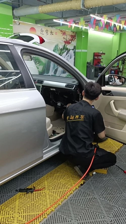 老車清洗空調(diào)不簡(jiǎn)單,儲(chǔ)物箱全拆了